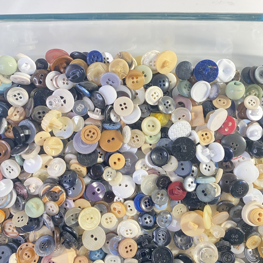 Vintage Assorted Vintage Buttons in Various Colors - Picture 3 of 16